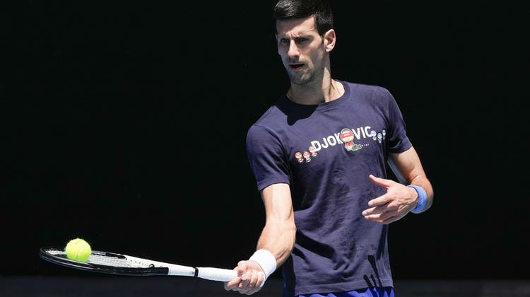 Weil er sich nicht impfen lässt, ist Novak Djokovic momentan wegen seiner Strapazen im Zuge der Australian Open in aller Munde. (Mark Baker / AP)