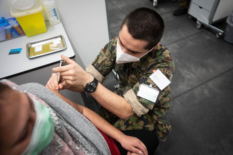 Emanuele Reho hilft im Impfzentrums des KSA im Rahmen eines Armeeeinsatzes.