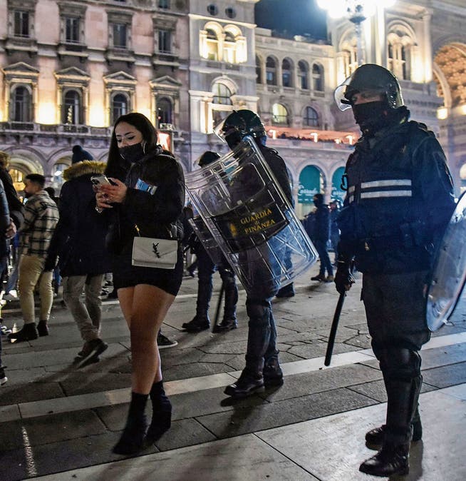 Polizisten und Feierwillige an Silvester in Mailand.
