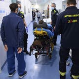Ein Patient wird Ende Dezember ins Spital Neuenburg eingeliefert. (Laurent Gillieron / Keystone)