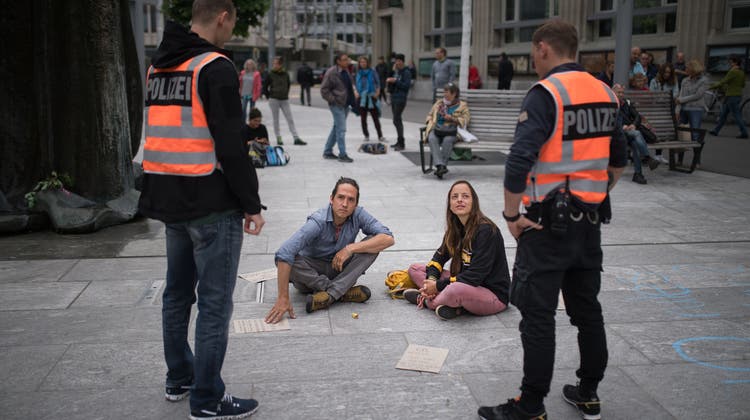 Bei einem Protestzug von Massnahmenkritikerinnen und –kritikern durch St.Gallen im August 2021 ist die Polizei vor Ort präsent. (Bild: Raphael Rohner (25. August 2021))