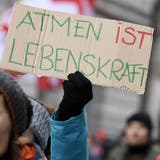 Am Samstag gab es eine Demonstration gegen die Coronamassnahmen in Zürich (im Bild). Am Montagabend folgte eine in St.Gallen. (Bild: Walter Bieri/Keystone)