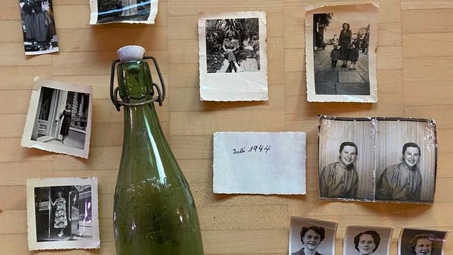 Gut versteckt in einem Astloch fanden die beiden eine Flaschenpost mit Bildern aus den 40er-Jahren. 