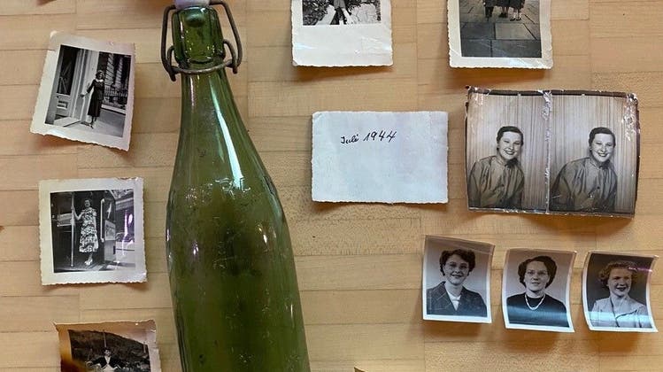 Gut versteckt in einem Astloch fanden die beiden eine Flaschenpost mit Bildern aus den 40er-Jahren. (Fabia Maieroni)