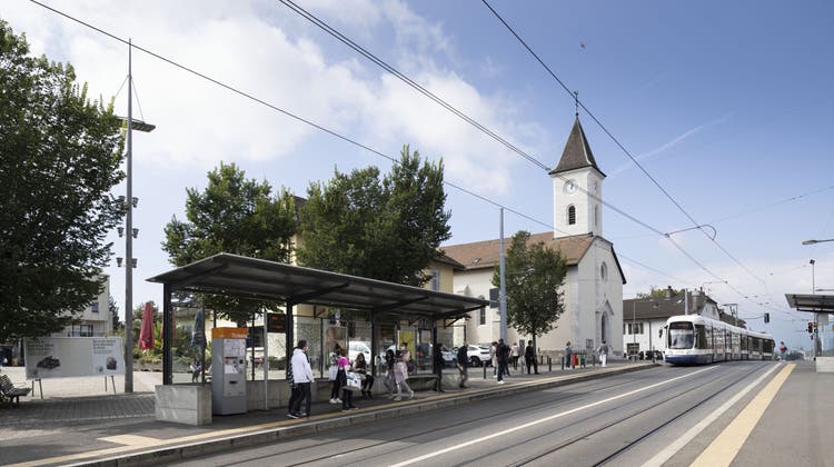 Der 50. Wakkerpreis wird Meyrin verliehen. Im Bild das Zentrum der Genfer Vorortsgemeinde mit Tramhaltestelle und der Kirche Saint-Julien. (Keystone)