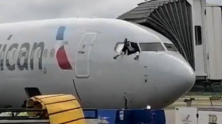 Passagier beschädigt das Cockpit und versucht, aus dem Fenster zu springen