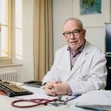 Der Wildegger Hausarzt Thomas Glarner arbeitet auch mit 70 Jahren noch in einem 100-Prozent-Pensum. Er sagt: «Ich möchte meine Patientinnen und Patienten nicht im Stich lassen.» (Valentin Hehli)