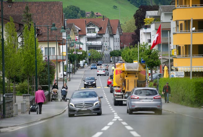 Ohne Reduktion des Individualverkehrs können Klimaziele nicht erreicht werden, meint der WWF Zentralschweiz. Im Bild die Brünigstrasse in Alpnach.