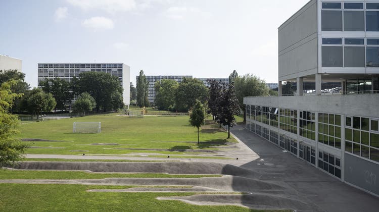 Wohnhäuser, Grünfläche und das Schulhaus Meyrin Boudines auf der rechten Seite. (Christian Beutler / KEYSTONE)