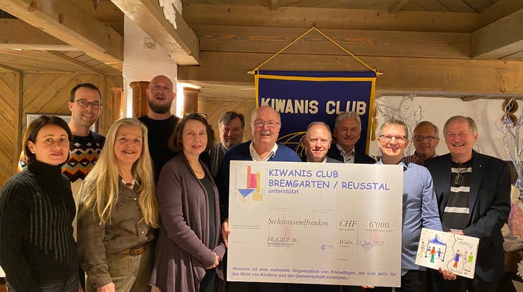 Der Kiwanis Club Bremgarten/Reusstal übergibt 6000 Franken an Fragile. (zvg)