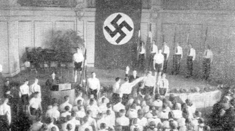 Bei der Verpflichtungsfeier 1942 geloben Jugendliche in Zürich Adolf Hitler ihre Treue. (Bild: zvg)
