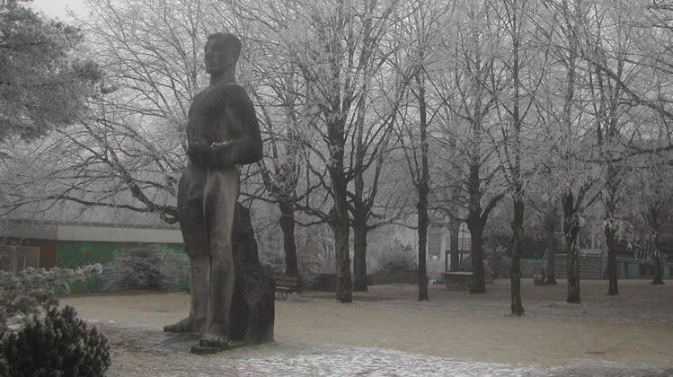 Diese Figur im Lindenpark ist  unter dem Namen "Obrecht-Denkmal" bekannt. (Bild: Urs Byland)