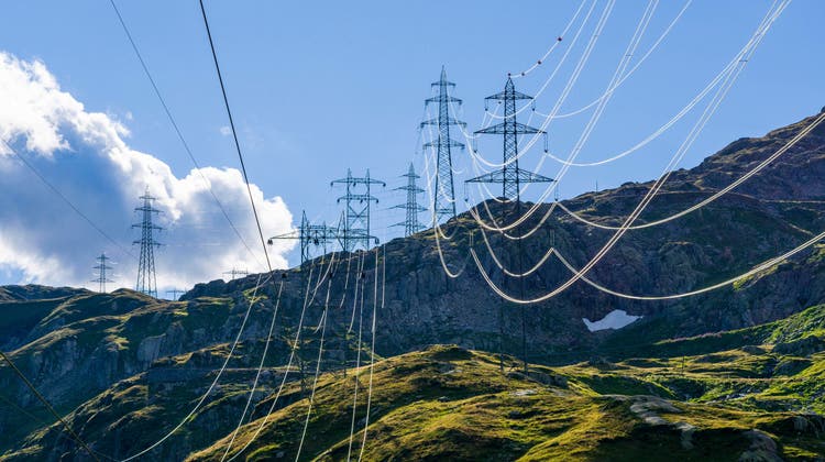 Mit den südlichen Nachbarregionen der Schweiz klappt der Informationsaustausch über den Handel: Stromleitung durch die Alpen. (Keystone)
