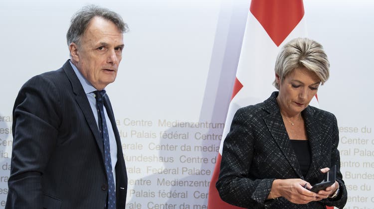 Bundesrätin Karin-Keller-Sutter (rechts) schlug dem Bundesrat den abtretenden Migrationschef Mario Gattiker (links) als eine Art innenpolitischen EU-Delegierten vor. (Keystone)