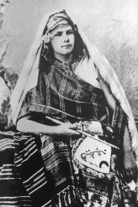 Die Mata Hari der Sahara: Als arabischer Student verkleidet, lebte sie von Drogen, Sex und Absinth. Seelenheil suchte sie im Islam. Zwischen Rausch und Askese nomadisierte die Schweizer Schriftstellerin Isabelle Eberhardt (1877-1904) durch die Sahara - und kam grausam in ihr um. 
