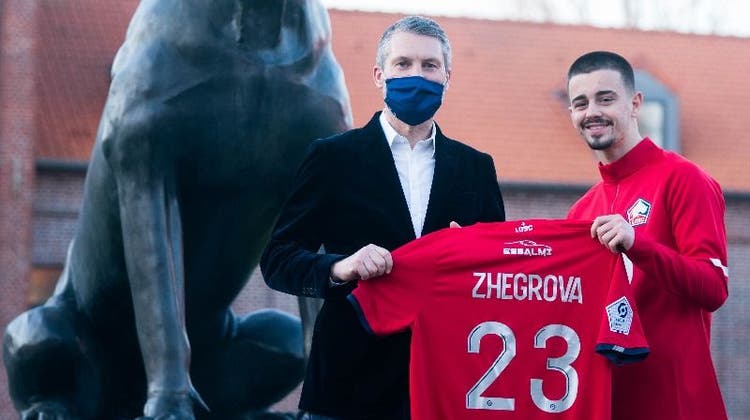 Edon Zhegrova posiert bereits mit den neuen Farben. Zwischen 2019 und 2021 schoss er in 74 Spielen für den FC Basel 11 Tore und bereitete 17 weitere vor. (OSC Lille)