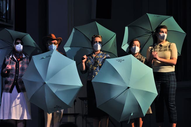 Für die Generalprobe der Operette Sirnach stehen die Mitwirkenden noch mit Maske auf der Bühne.