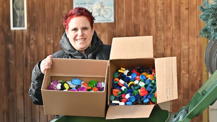 Nadine Ruch schätzt, bisher etwa 30 Kilogramm Plastikdeckel eingesammelt zu haben. (Bruno Kissling)