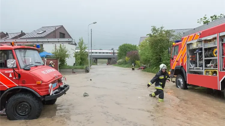 Der Unimog der Feuerwehr Selzach, hier links im Bild anlässlich des Hochwassers 2015, wird jetzt ersetzt. Er hat Jahrgang 1972. (Urs Byland)