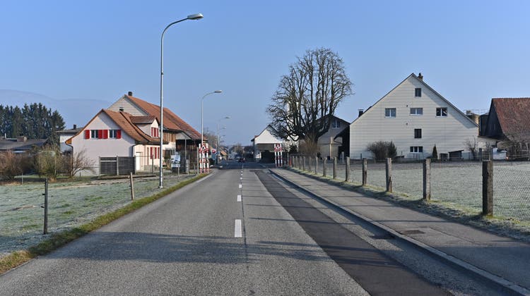 Mittelgäustrasse Gunzgen West: Eine Umgestaltung der Strasse via Mittelinsel kurz vor dem Bauernhof rechts soll die Ortseinfahrt optisch verdeutlichen. (Bruno Kissling)