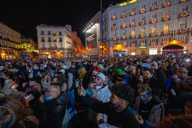 In der spanischen Hauptstadt Madrid feiern die Menschen ausgelassen ins neue Jahr: Inzwischen gehen die Lockerungen der Coronamassnahmen weiter, Ministerpräsident Sanchez sieht das Ende der Pandemie bereits kommen.