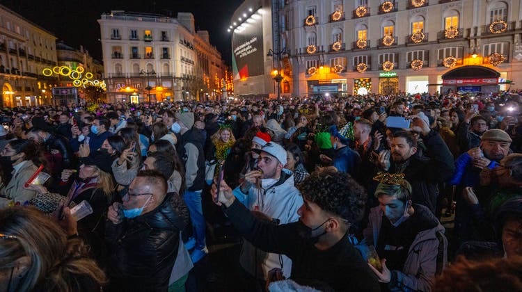 In der spanischen Hauptstadt Madrid feiern die Menschen ausgelassen ins neue Jahr: Inzwischen gehen die Lockerungen der Coronamassnahmen weiter, Ministerpräsident Sanchez sieht das Ende der Pandemie bereits kommen. (Keystone)