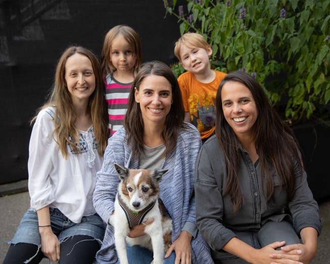 Verein Generation-Herz, von links: Tracy Bürgin-Shoemaker, Tiziana Cuviello, Fabienne Wild und die beiden Kinder Jayden und June mit dem Teamhund Lilly. 