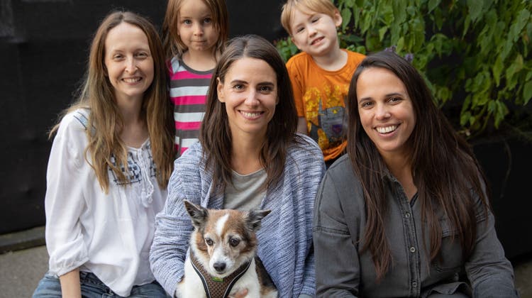 Verein Generation-Herz, von links: Tracy Bürgin-Shoemaker, Tiziana Cuviello, Fabienne Wild und die beiden Kinder Jayden und June mit dem Teamhund Lilly. (zvg)