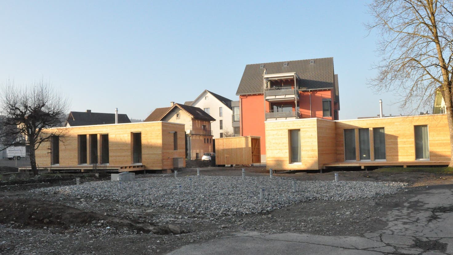 Die ersten zwei Häuser der Ökominihaus-Siedlung in Merenschwand sind bezugsbereit, auch das Fundament für das dritte Haus steht bereits. (Nathalie Wolgensinger)