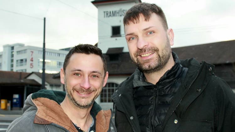 Jörg Haase (links) und Nikita Filippov vor dem «Tramhüsli». (Bild: PD/Stiftung Tramhüsli)