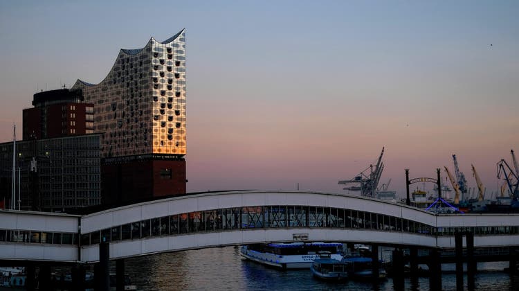 Zwischen Hamburger Hafen, Geschäftsviertel und Innenstadt: Die Elbphilharmonie hat das Zentrum der Stadt neu definiert. (Axel Heimken/EPA)