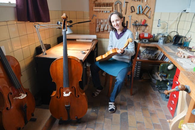Anne Poland in ihrem Geigenatelier. Hier stellt sie Musikinstrumente hauptsächlich aus Schweizer Holz her.