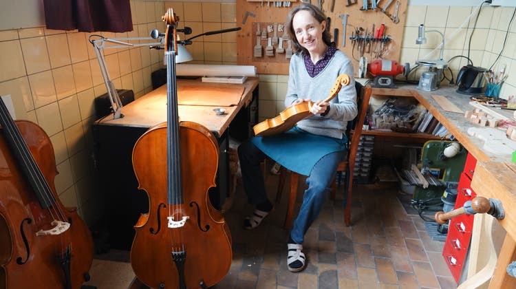 Anne Poland in ihrem Geigenatelier. Hier stellt sie Musikinstrumente hauptsächlich aus Schweizer Holz her. (Bild: Ursula Burgherr)