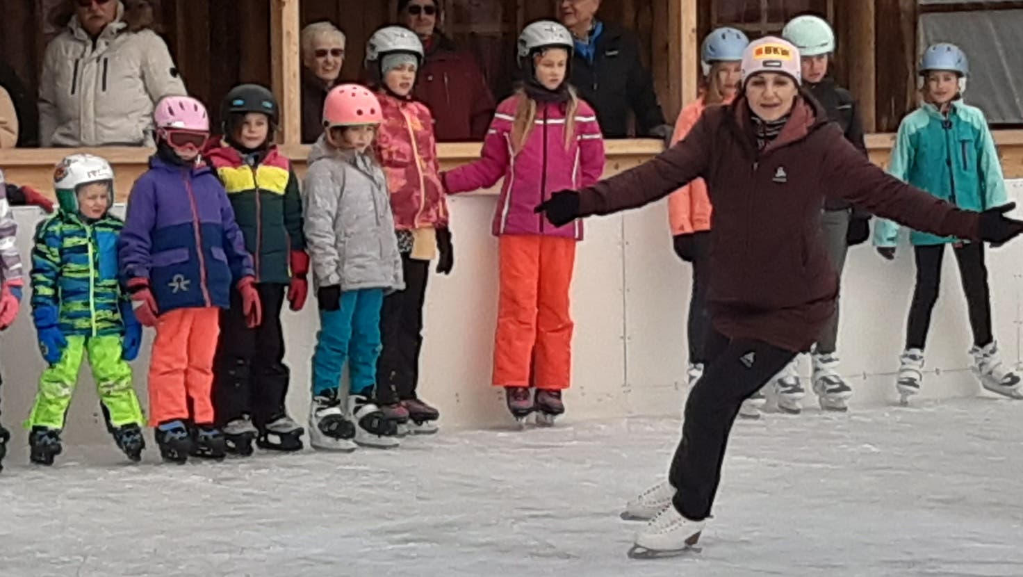 Die Kinder sehen aufmerksam zu, als Eiskunstläuferin Sarah van Berkel die nächste Übung erklärt. (Stefanie Garcia Lainez)