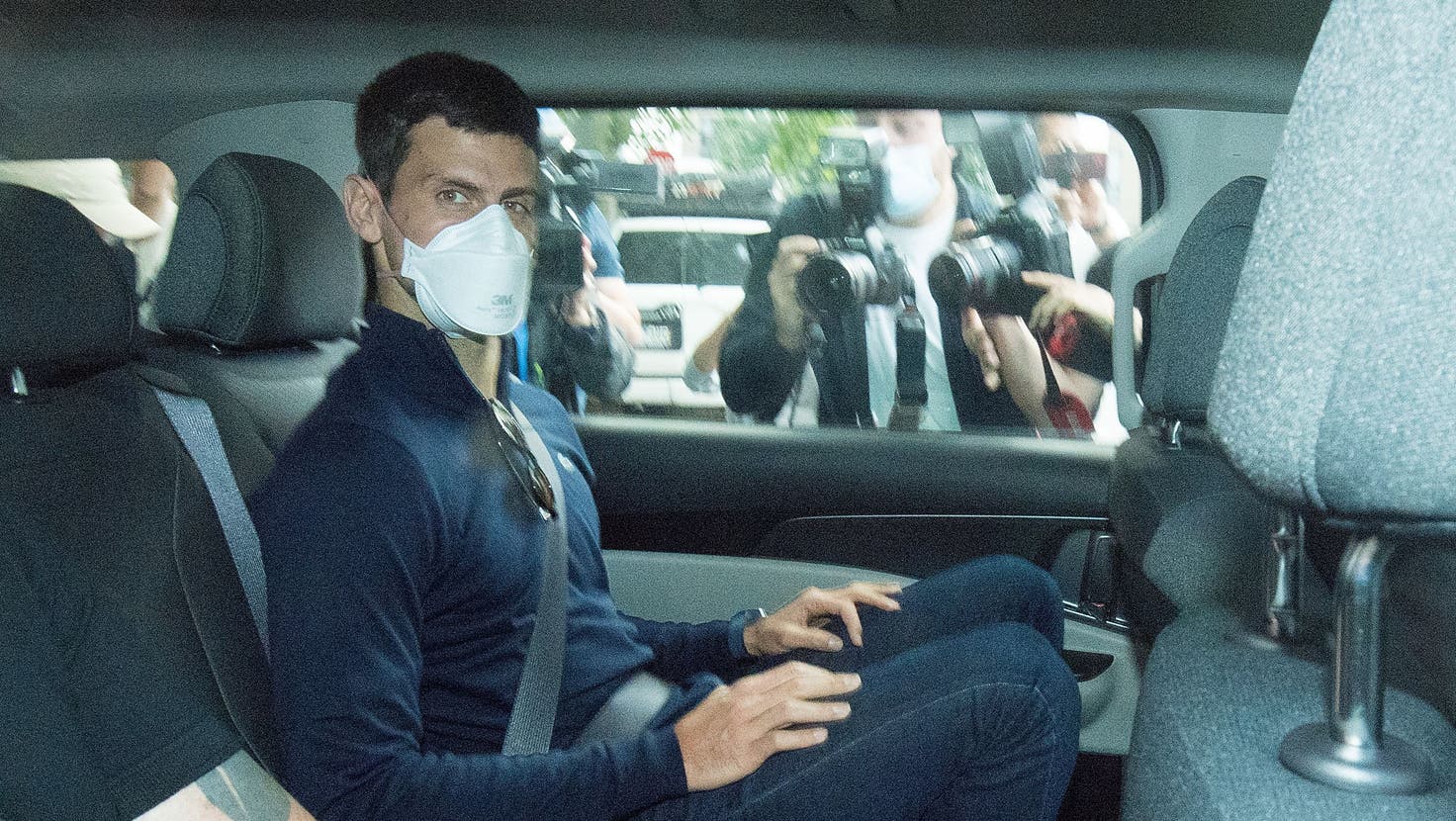 Novak Djokovic wird für die Dauer des Prozesses vom Park Hotel in die Büros seiner Anwaltskanzlei im Rialto Tower gebracht. (James Ross / EPA)