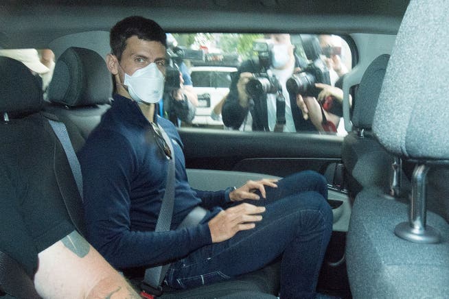 Novak Djokovic wird für die Dauer des Prozesses vom Park Hotel in die Büros seiner Anwaltskanzlei im Rialto Tower gebracht.
