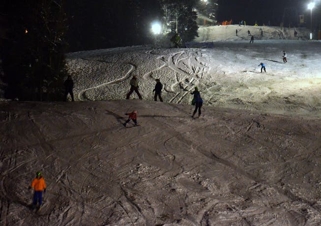 Dank Flutlicht lässt sich auch in der Dunkelheit Skifahren.