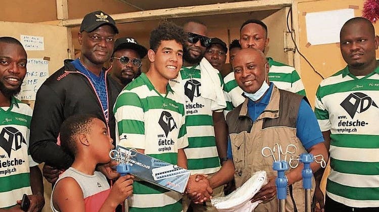Kevin Egbon (Fünfter von links) und sein Vater Steve Egbon (links neben ihm) treffen sich mit dem «Kantonsarzt» vom State Edo in einem Spital in Benin-Stadt und übergeben Hilfsmittel für das Geburtshaus. (Bild: Kevin Egbon)