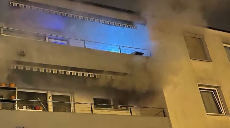 Küchenbrand: Grosseinsatz der Feuerwehr – Mädchen rettet sich über Balkon