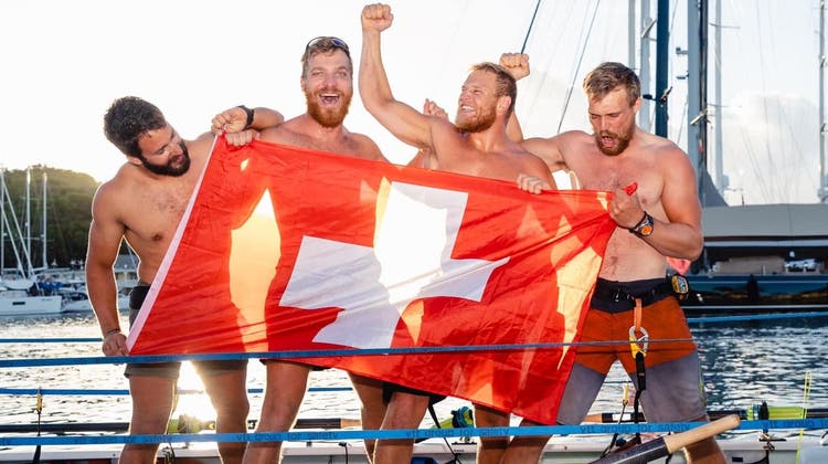 Die vier Schweizer Ruderer des Teams "Swiss Raw" erreichen nach der Atlantik-Überquerung das Ziel in Antigua in der Karibik und feiern ihren Sieg. (Atlantic Campaigns)