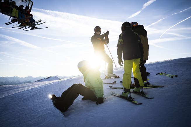 Skifahrer geniessen das milde Wetter im Skigebiet Pizol.
