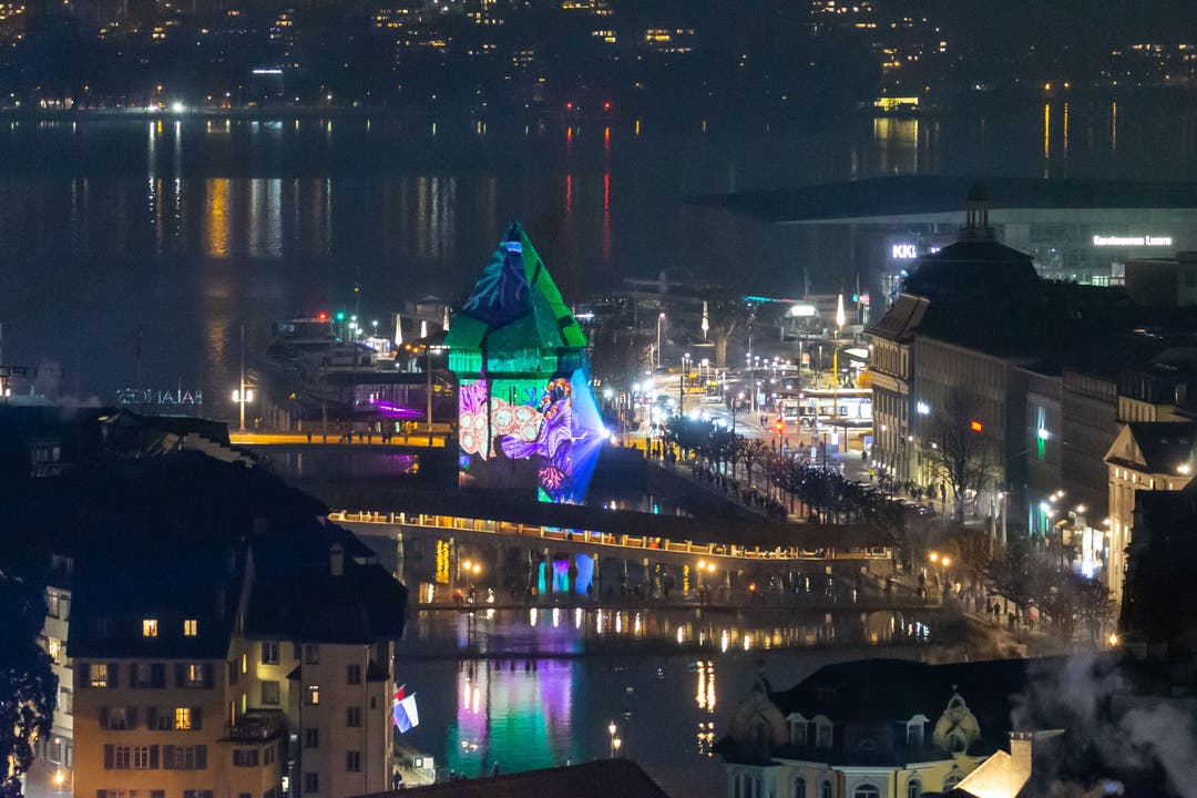 Der Wasserturm für einmal farbig beleuchtet während dem Lichtfestival 2022.