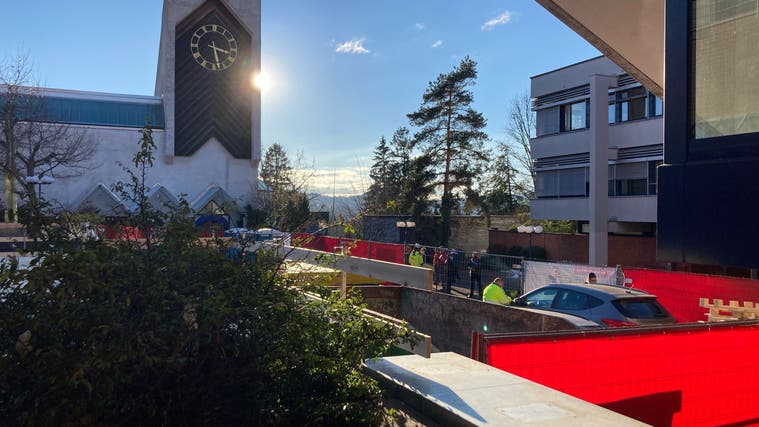 Eine Bauinstallation für den Umbau der Migros hat einen Grossteil des Oberengstringer Dorfplatzes in Beschlag genommen. (Celia Büchi (17. Januar 2022))