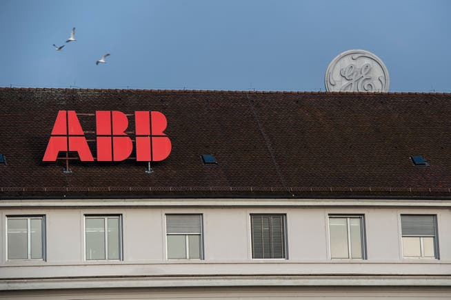 Das ABB-Logo steht auf einem Dach an der Brown-Boveri-Strasse. Direkt dahinter befindet sich dasjenige von General Electric (Alstom). Ein gutes Dutzend von internationalen Unternehmen hat den Hauptsitz in Baden.