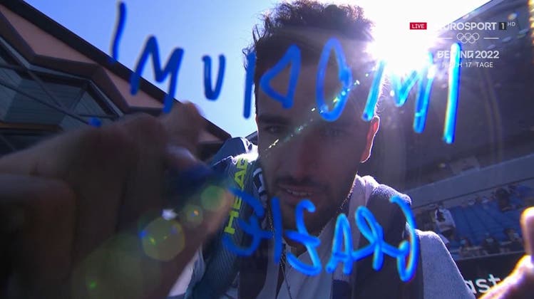 «Grazie Imodium!» Matteo Berrettini bedankt sich nach seinem Erstrunden-Match bei einem Medikament. (Screenshot Eurosport)