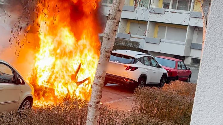 In Flammen aufgegangen: Mann zündet parkiertes Auto in Zürich-Altstetten an