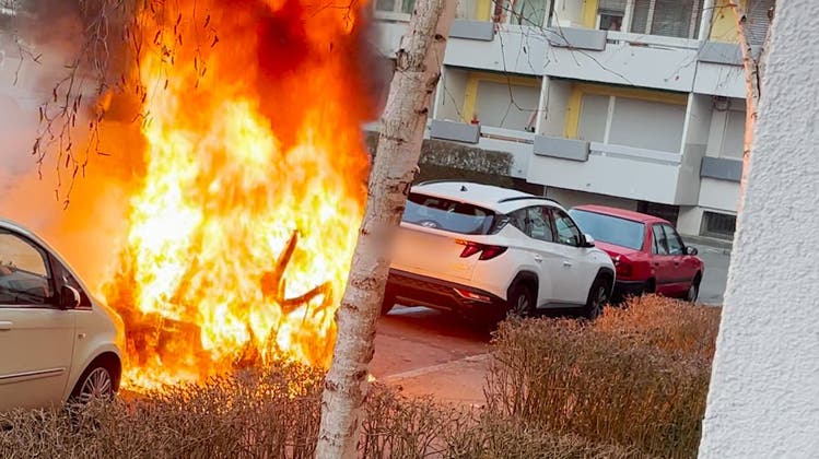 In Flammen aufgegangen: Mann zündet parkiertes Auto in Zürich-Altstetten an