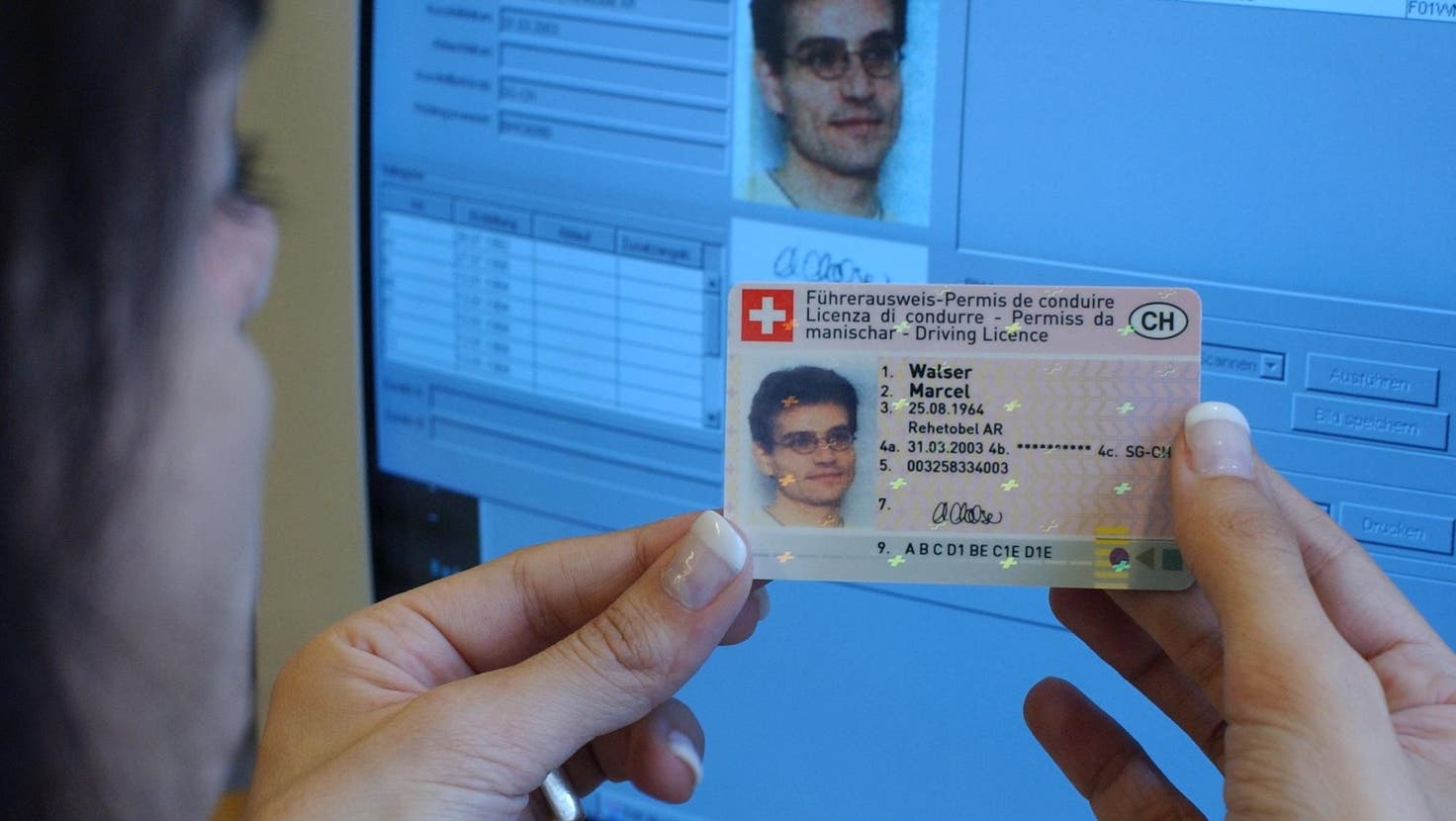 Eine in der Schweiz wohnhafte Serbin wollte sich den Schweizer Führerausweis im Internet bestellen – das kam sie teuer zu stehen. (Symbolbild) (Ralph Ribi)