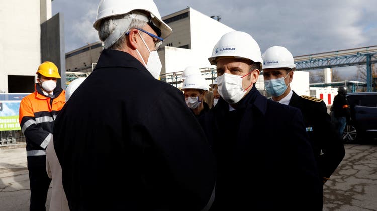 Emmanuel Macron (Mitte)  in der Chemiefabrik Alsachemie, wo der deutsche Chemiekonzern 300 Millionen Euro investiert. (Benoit Tessier)
