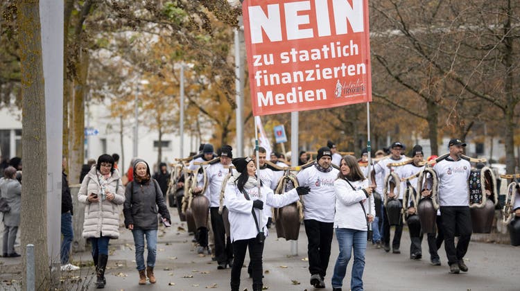 Trychler vor dem Schweizer Radio und Fernsehen (SRF) in Leutschenbach, mit dem Plakat Nein zu staatlich finanzierten Medien». (Keystone (Bern, 5. Januar 2022))